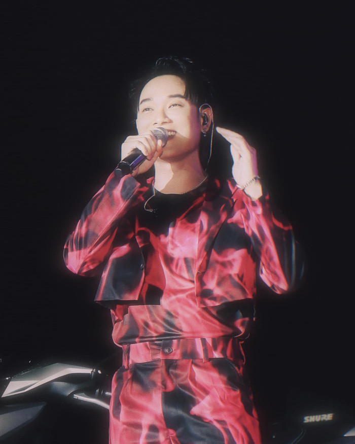 Trên các sân khấu ca nhạc, Trúc Nhân rất thường xuyên nở nụ cười tươi đầy rạng rỡ khi giao lưu cùng khán giả. 