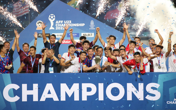 HLV Hoàng Anh Tuấn nói xúc động trong lần đầu chạm tay vào vinh quang Ảnh 2