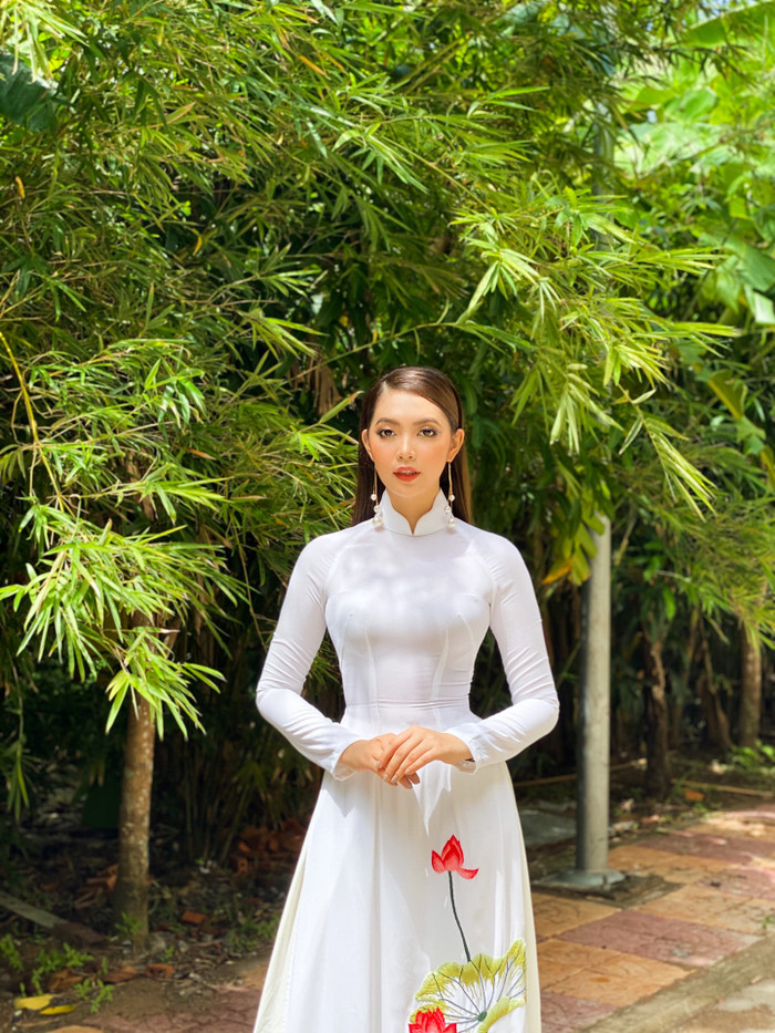 Trang điểm với layout tóc duỗi, son đỏ cam, mỹ nhân sinh năm 2000 có phần bị dìm nhan sắc khi trông cô khá sến và già hơn so với tuổi. 