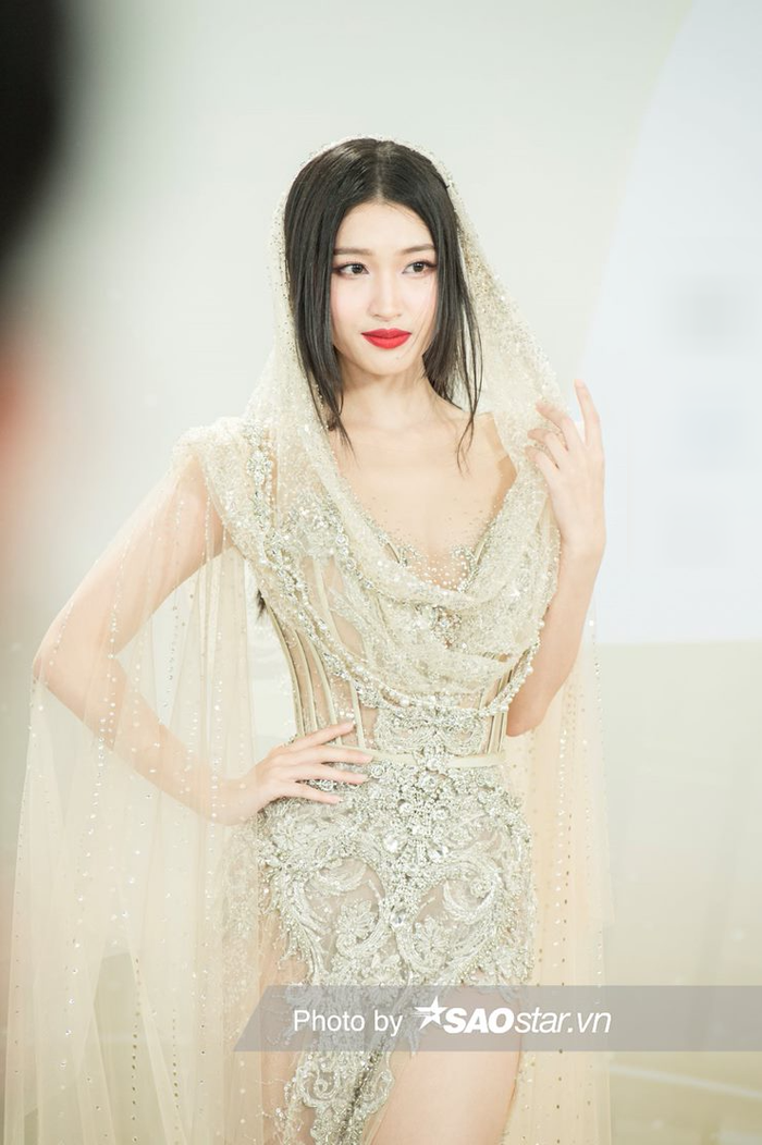 Á hậu Phương Nhi tiếp tục lột xác với phong cách mới lạ. Người đẹp quê Thanh Hóa cắt hai bên tóc để diện thiết kế trùm đầm màu be xẻ đùi.&nbsp;