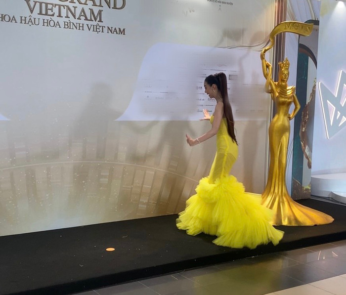 Kiều Loan gặp sự cố vấp ngã ngay trên thảm đỏ Miss Grand Vietnam 2023.