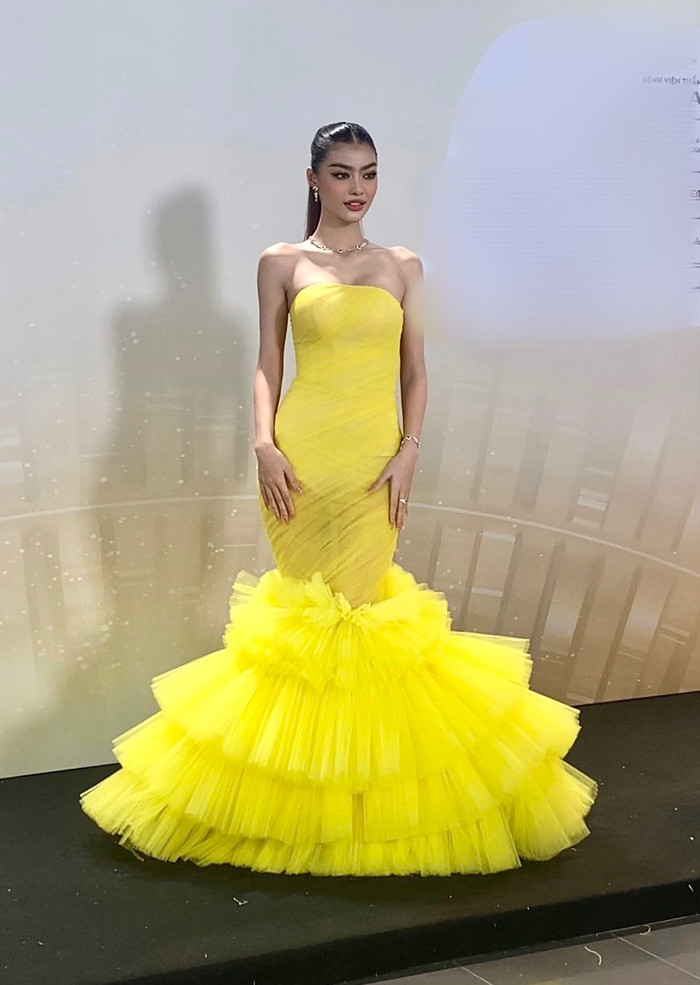  Kiều Loan đã nhanh chóng lấy lại bình tĩnh, tự tin tạo dáng trước ống kính.