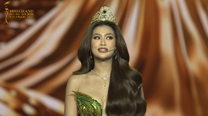 Thiên Ân diện váy lộng lẫy, nghẹn ngào nói về những cảm xúc của cô khi trải qua nhiệm kỳ trong một năm vừa qua