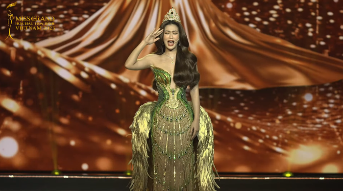 Để kết thúc màn final walk, Thiên Ân vừa khóc vừa chào tạm biệt khán giả nhằm khép lại nhiệm kỳ đầy đáng nhớ