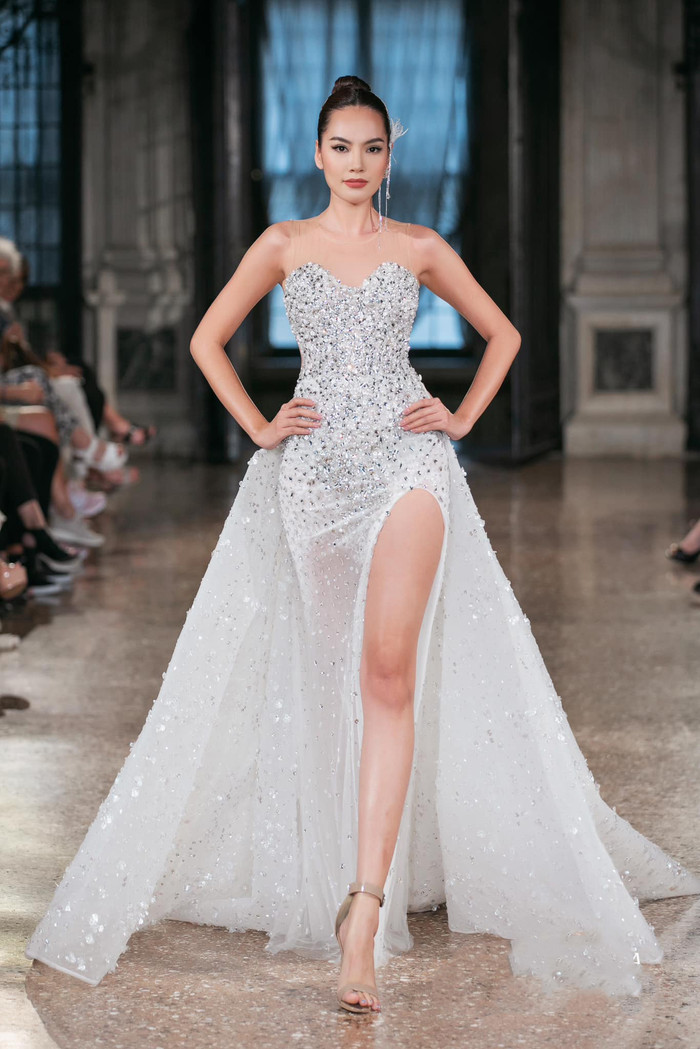 Hoàng Phương nổi bật với vai trò người mẫu. Trong ảnh, cô trình diễn bộ sưu tập của nhà thiết kế Hoàng Hải ờ Italy.