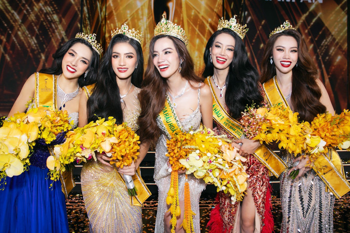 Hồng Hạnh (trái) đang trở thành tâm điểm thu hút sự chú ý của fan sắc đẹp.