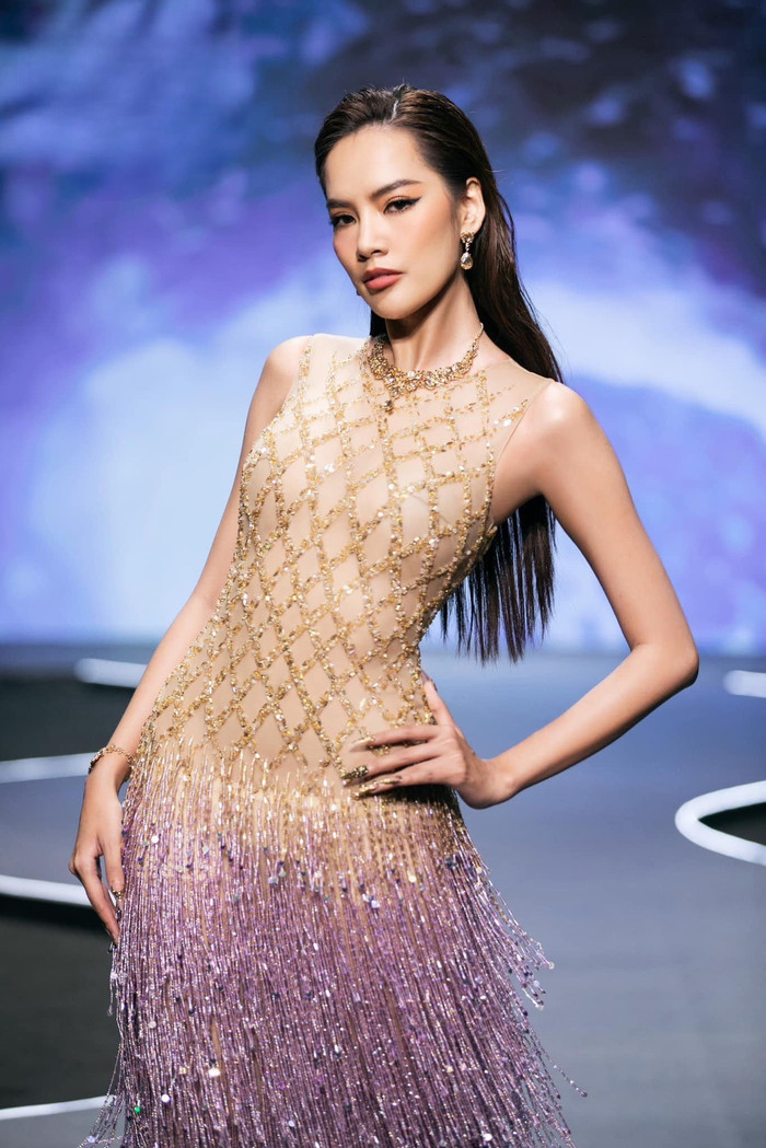 Tối 16/8, Hoàng Phương xuất hiện cực quyến rũ trong show thời trang thuộc khuôn khổ cuộc thi.