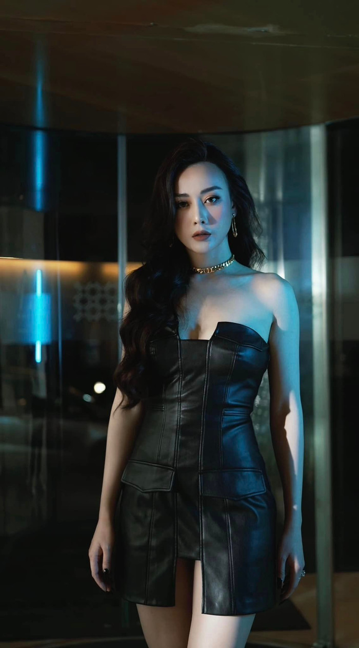 Với thiết kế ôm body, Phương Oanh khéo léo khoe 3 vòng chuẩn chỉnh.