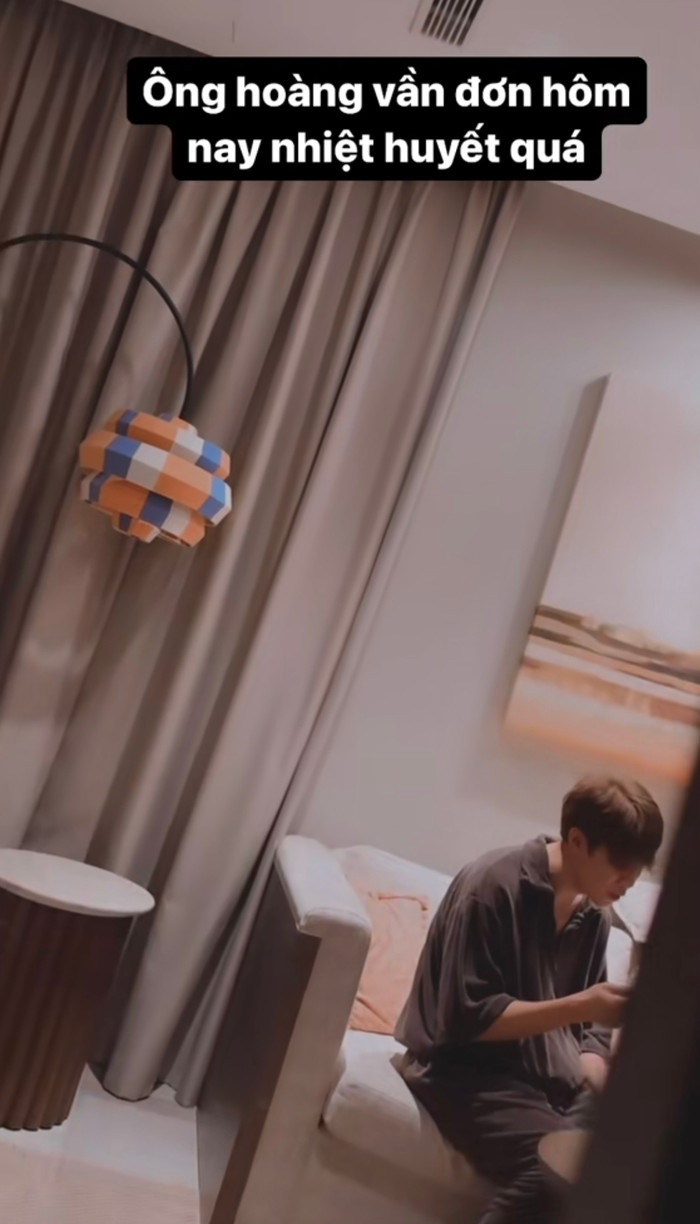 Cô quay lén Anh Tú trong lúc anh đang luyện giọng.