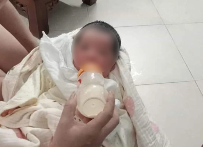 Bé gái sơ sinh bị bỏ rơi lúc 2h sáng - Ảnh: Báo Đại Đoàn Kết