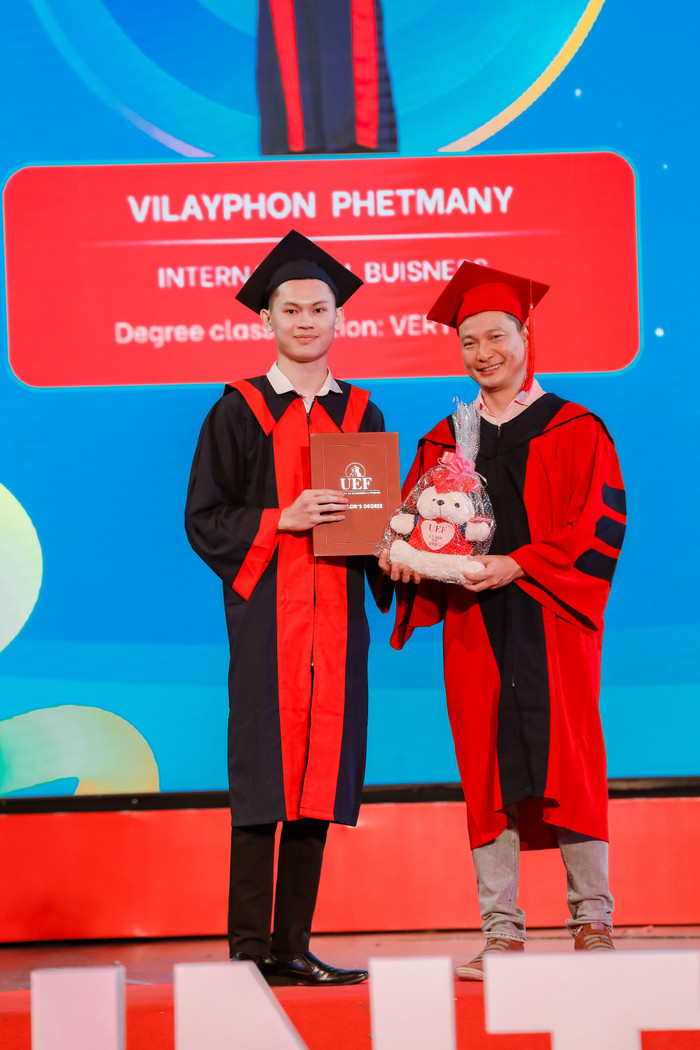  Naam sinh Vilayphon Phetmany vừa tốt nghiệp đại học loại giỏi