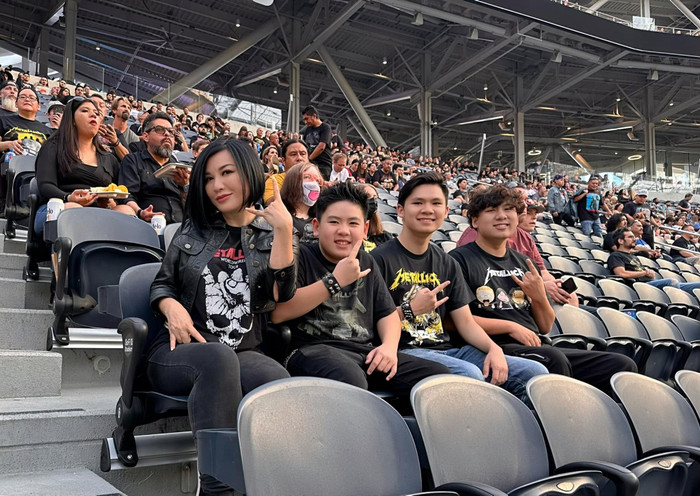 Trizzie Phương Trinh đưa các quý tử đi thưởng thức nhạc rock dịp cuối tuần.