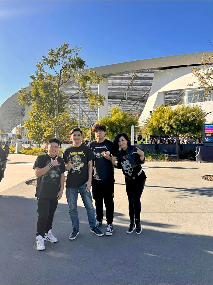 Dù ngoại hình vạm vỡ giống bố, vợ cũ Bằng Kiều cho biết các con thừa hưởng niềm đam mê với nhạc rock như mẹ.