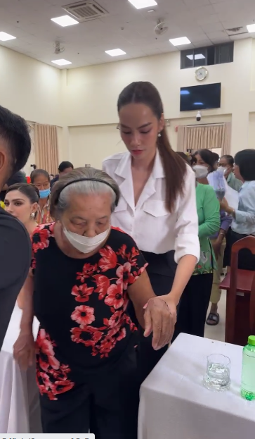 Hoa hậu Lê Hoàng Phương chủ động dắt tay các bà cụ lên sân khấu trong buổi lễ trao quà cùng với top 5 Miss Grand Vietnam 2023