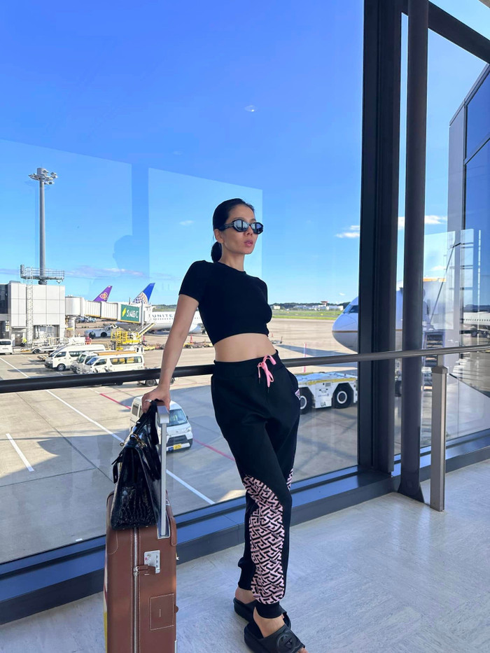 Lệ Quyên 'xả' loạt hình chụp tại sân bay trong trang phục đơn giản, thoải mái. (Ảnh: FBNV)