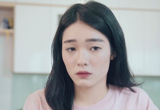 Cô tự ti, mặc cảm với chiếc mũi gãy, đôi mắt một mí và khuôn mặt thiếu cân đối nên đã quyết định phẫu thuật thẩm mỹ để thay đổi ngoại hình. 