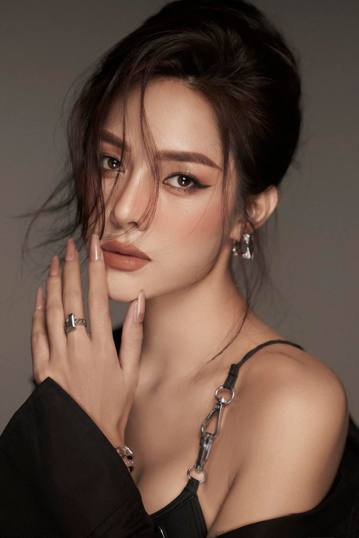 Gương mặt của cô được nhận xét là giống với 'ma nữ đẹp nhất Thái Lan' Mai Davika hay Hoa hậu Hoàn vũ Thái Lan 2022 Anna Sueangam-iam.