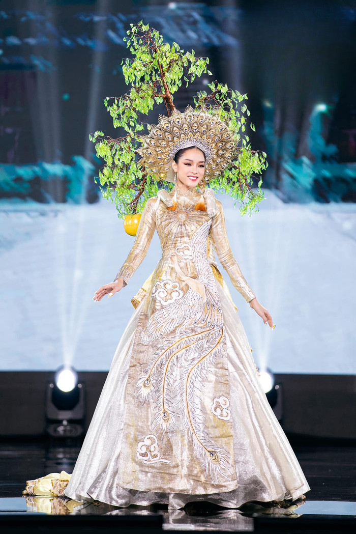 Á hậu 3 Miss Grand Vietnam 2023 trong trang phục 'Thị Tấm' tại đêm thi National Costume. 