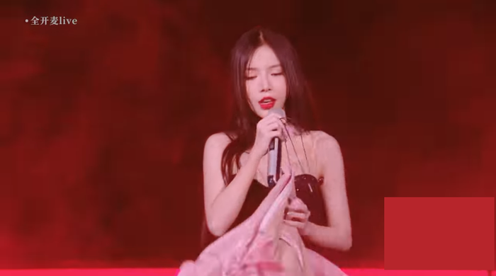 LyLy không giấu khỏi bối rối khi dây mic bị vướng vào bộ váy bên trong khi cởi áo choàng