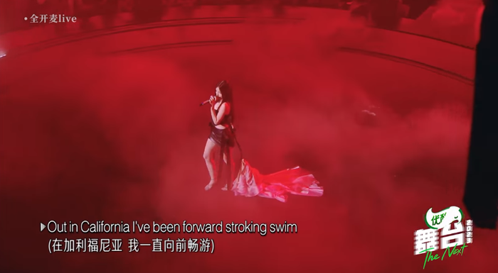 Bằng bản lĩnh sân khấu vốn có, LyLy đã bình tĩnh xử lý chiếc áo choàng bị vướng vào mic xuyên suốt màn trình diễn