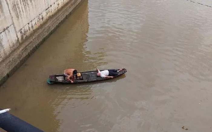 Ô tô tông gãy lan can rơi xuống sông Đồng Nai, tài xế được cứu kịp thời Ảnh 2