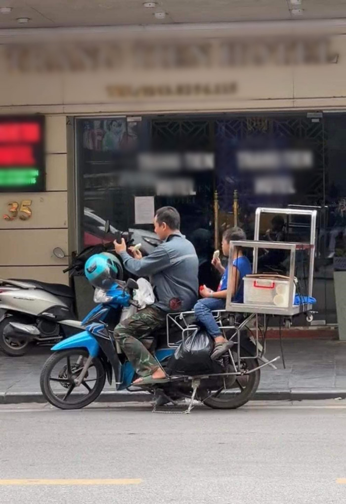  Góc đáng yêu: 2 bố con có dịp lên Hà Nội ăn kem, chụp ảnh tươi rói gửi cho mẹ Ảnh 4