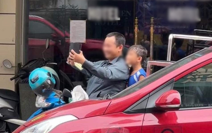 Góc đáng yêu: 2 bố con có dịp lên Hà Nội ăn kem, chụp ảnh tươi rói gửi cho mẹ Ảnh 2