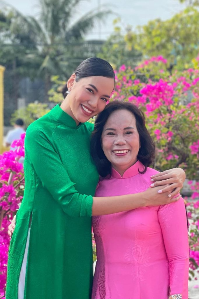 Đồng thời, Miss Grand Vietnam 2023 tiết lộ rằng mẹ cô là người duy nhất ủng hộ và đồng hành cùng cô khi người đẹp theo đuổi sự nghiệp người mẫu. 