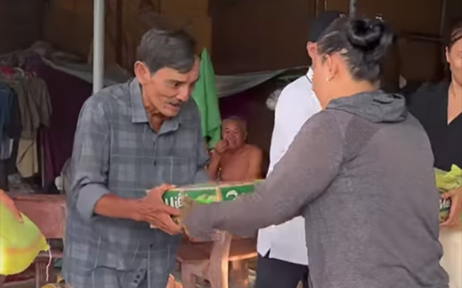 Nghệ sĩ Thương Tín sức khỏe yếu, cố gắng làm từ thiện Ảnh 2