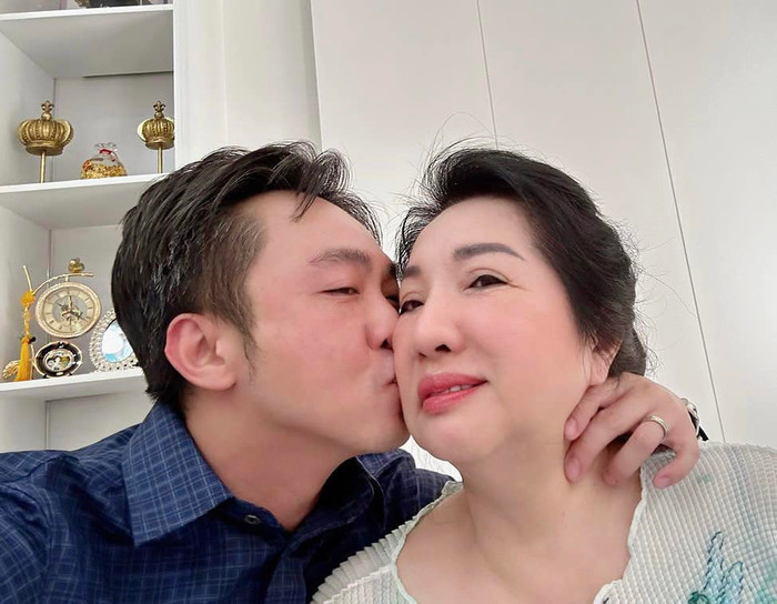 Khoảnh khắc Cường Đô La hôn mẹ của mình.