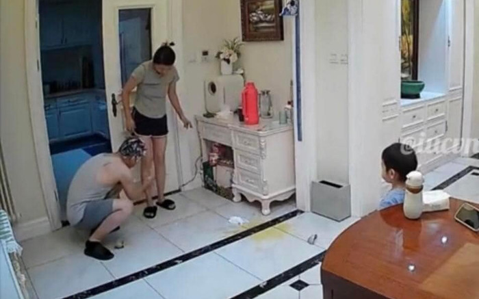 Biết vợ không may làm vỡ cốc, chồng đang gội đầu chạy ra hỏi 1 câu gây xúc động Ảnh 2