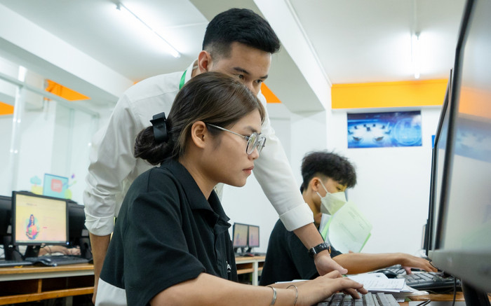 Nữ sinh viên mồ côi cha mẹ, từng làm bảo vệ trực đêm nhận học bổng 100% học phí Ảnh 2