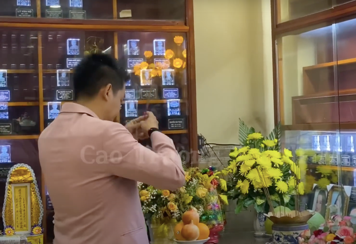 Hình ảnh Phùng Ngọc Huy thắp hương cho bạn gái cũ - cố diễn viên Mai Phương. Ảnh: YouTube Cao Trường Thịnh Offical - Media.