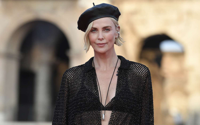 Bị tố phẫu thuật căng da mặt, Charlize Theron tức giận phản bác Ảnh 2