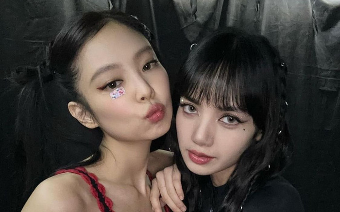 Lisa 'tương tác vật lý' Jennie trên sân khấu: Tình chị em chắc có bền lâu! Ảnh 2