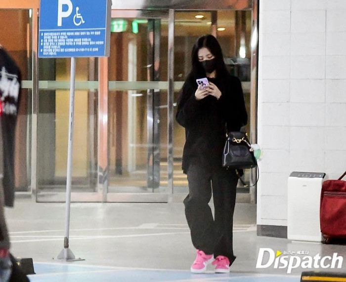 Những hình ảnh hẹn hò của cặp đôi tại căn hộ riêng của Jisoo ở Yong San được Dispatch chia sẻ. 