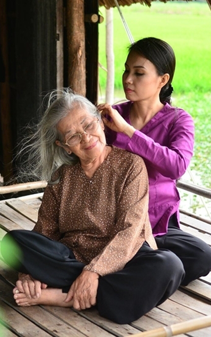  Cẩm Ly khiến dân mạng sụt sùi khi hát cùng nữ nghệ sĩ gạo cội trên sân khấu Ảnh 6