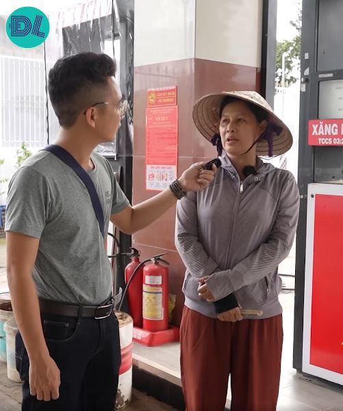 Người phụ nữ thường xưng 'mẹ' với chú chó tên Gấu. Nguồn: Độc lạ Bình Dương