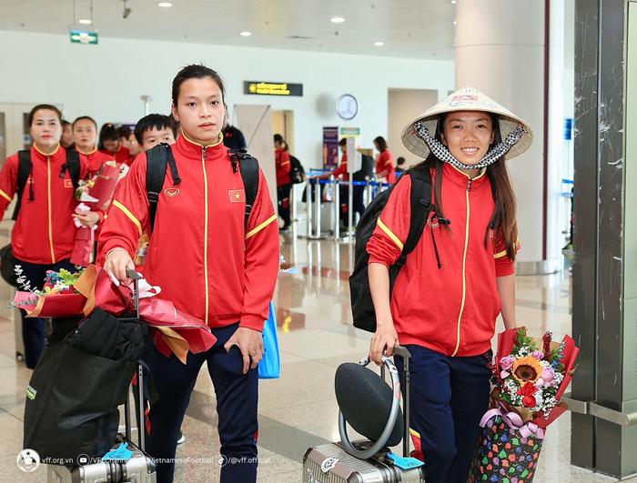 Tiền đạo Huỳnh Như xúc động trước sự chào đón của người hâm mộ. Ảnh: VFF