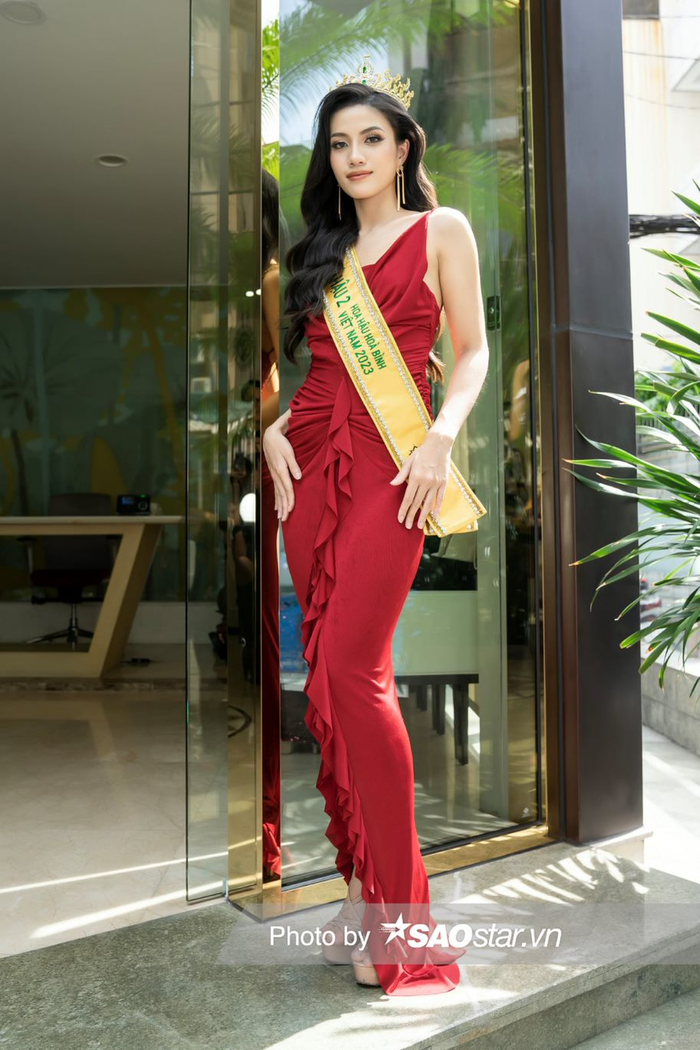 Nhờ khả năng ứng xử tốt cùng lối trình diễn cuốn hút, chỉ trong lần đầu tham dự cuộc thi hoa hậu, người đẹp đến từ Thừa Thiên Huế đã về vị trí thứ ba. Minh Nhàn cũng là một trong những thí sinh có profile học vấn khủng nhất Miss Grand Vietnam 2023. 