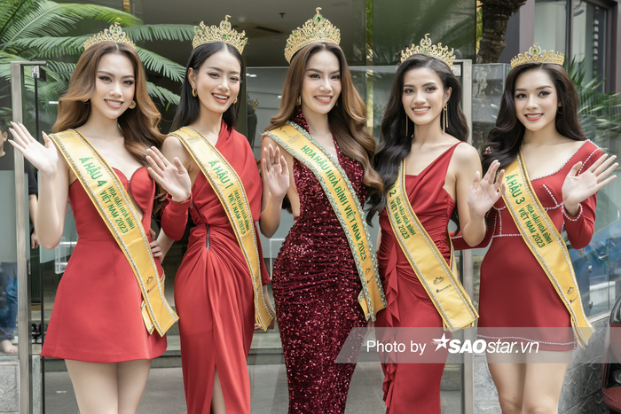 5 cô gái xinh đẹp với loạt trang phục màu đỏ thanh lịch, nhã nhặn, chuẩn mực.