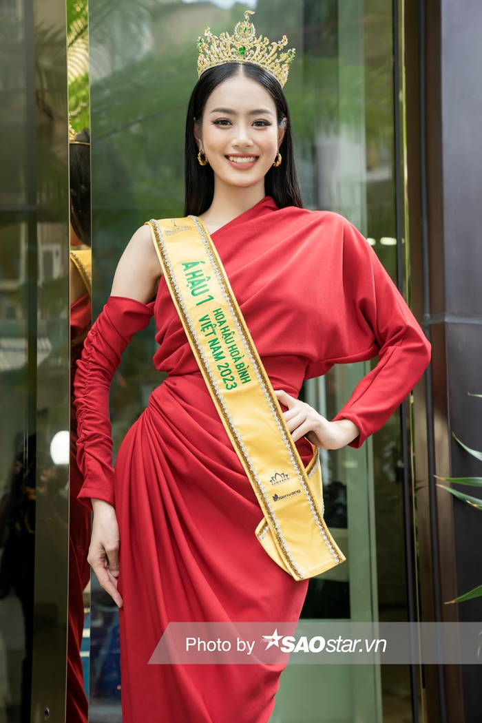 Á hậu 1 Bùi Khánh Linh khoác trên mình mẫu đầm đỏ trơn chéo vai, ôm trọn thắt eo 59 cm. Cô được khen có nét đẹp phúc hậu và gương mặt thanh tú. Sau ba lần thi nhan sắc liên tục, mỹ nhân đã có được danh hiệu cho hành trình thi nhan sắc.