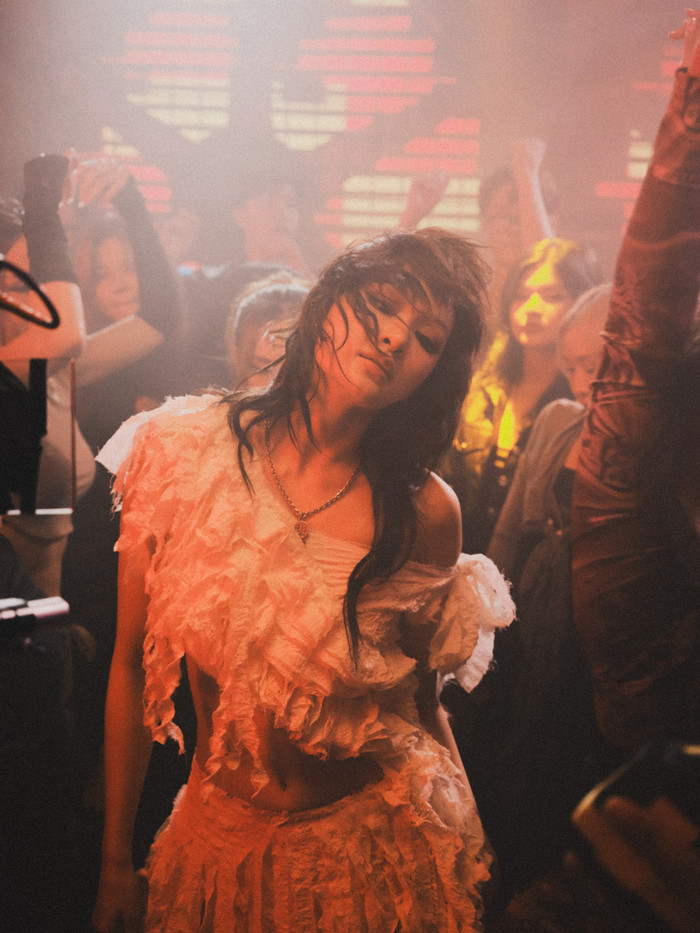 Thực ra là hậu trường MV.