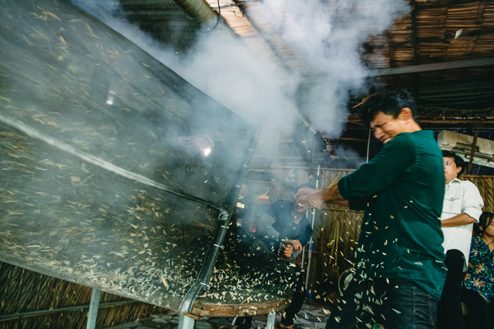 Trải nghiệm làm cốm nổ khiến nhiều du khách thích thú