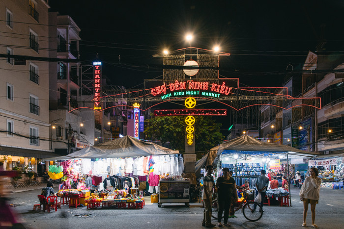 Chợ đêm Ninh Kiều, địa điểm hút nhiều khách du lịch khi đến với Cần Thơ