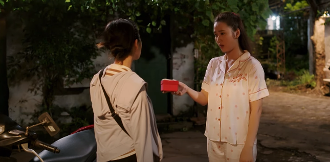 Làng Trong Phố tập 23: Một nhân viên xưởng may thông báo có thai với quản đốc Ảnh 2