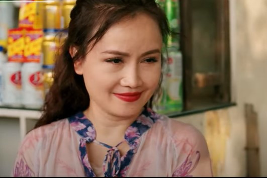 Lệ cần 'bóng hồng' có học thức để tiếp một vị khách đặc biệt, đúng lúc đó, Nhung xuất hiện.
