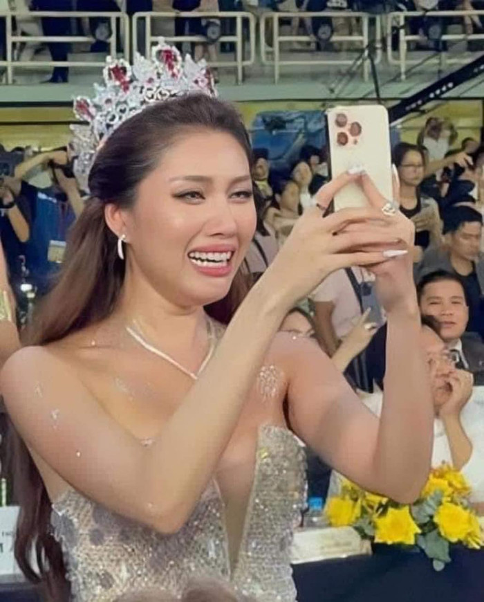 Biểu cảm vỡ oà khi Lê Hoàng Phương đăng quang Miss Grand Vietnam 2023 của Thanh Thanh Huyền khiến công chúng không khỏi bật cười. (Ảnh: FBNV)