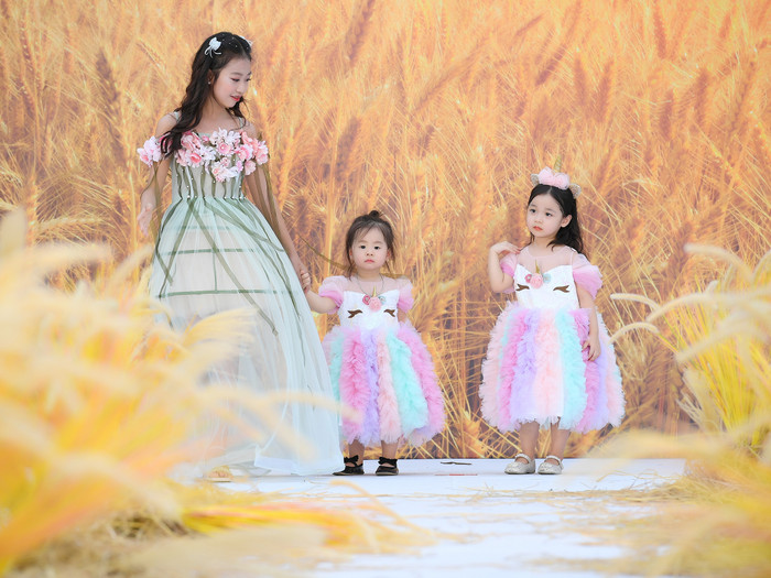 Cô giáo showbiz nhí Đinh Hương chia sẻ: “Tôn trọng vẻ đẹp và cá tính riêng, khuyến khích và phát triển nét đẹp hồn nhiên, trong sáng vốn có của tuổi thơ là những điều tôi luôn tâm niệm. Tôi mong muốn các con có một sân chơi phù hợp, nơi vẻ đẹp được đánh thức nhưng không làm mất đi vẻ hồn nhiên, ngây thơ đúng lứa tuổi của các con.” 