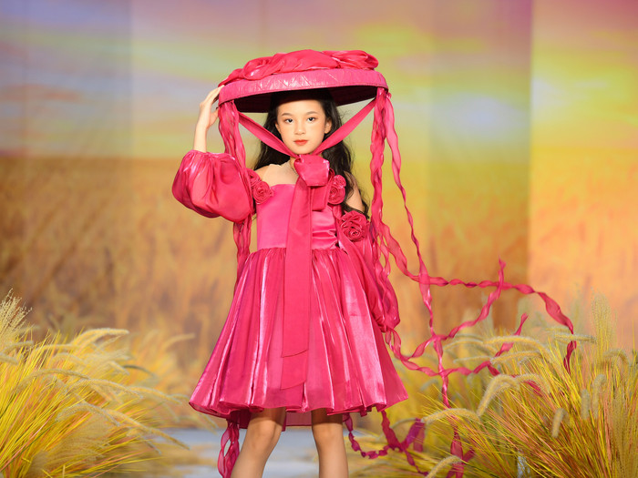  Các mẫu nhí đã tỏa sáng với vẻ đẹp hồn nhiên, trong trẻo đầy tự nhiên của tuổi thơ.  